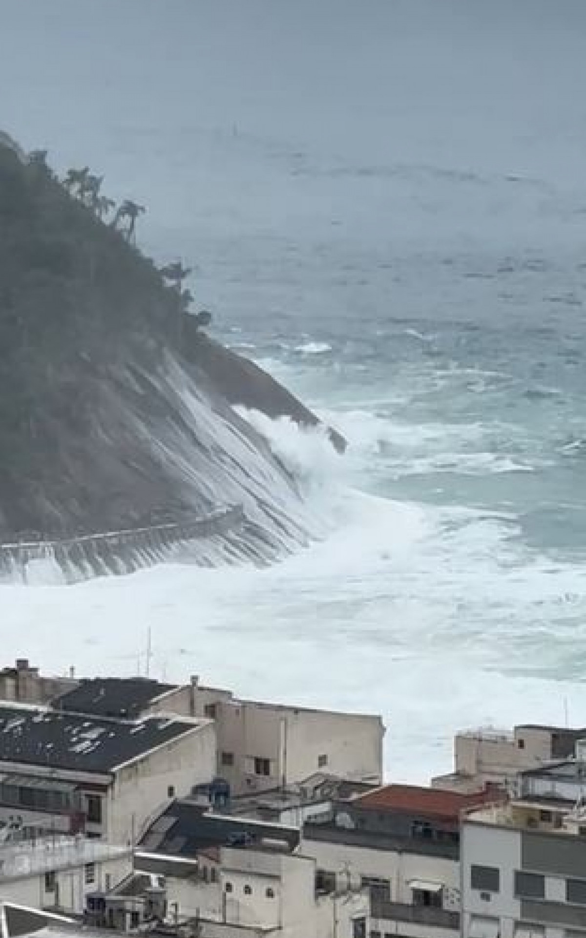 Ondas invadiram o Mirante do Leme - Reprodução