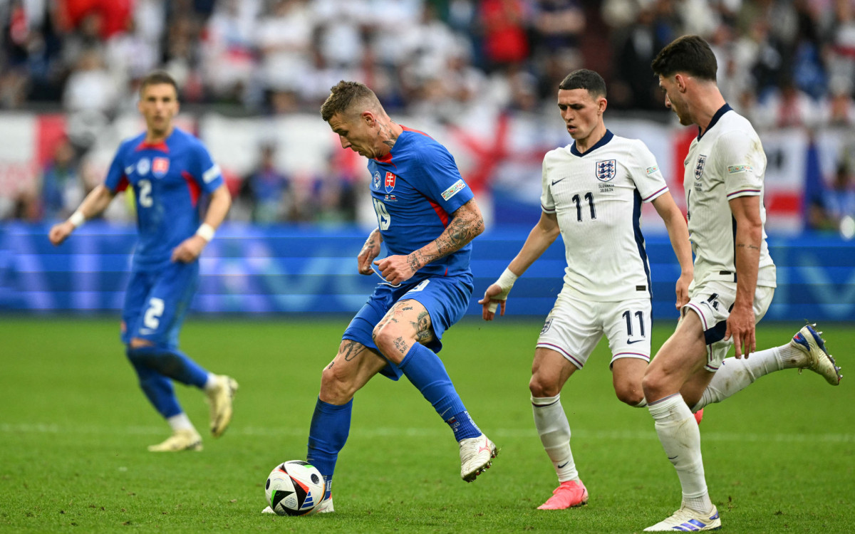 Lance do jogo entre Eslováquia e Inglaterra