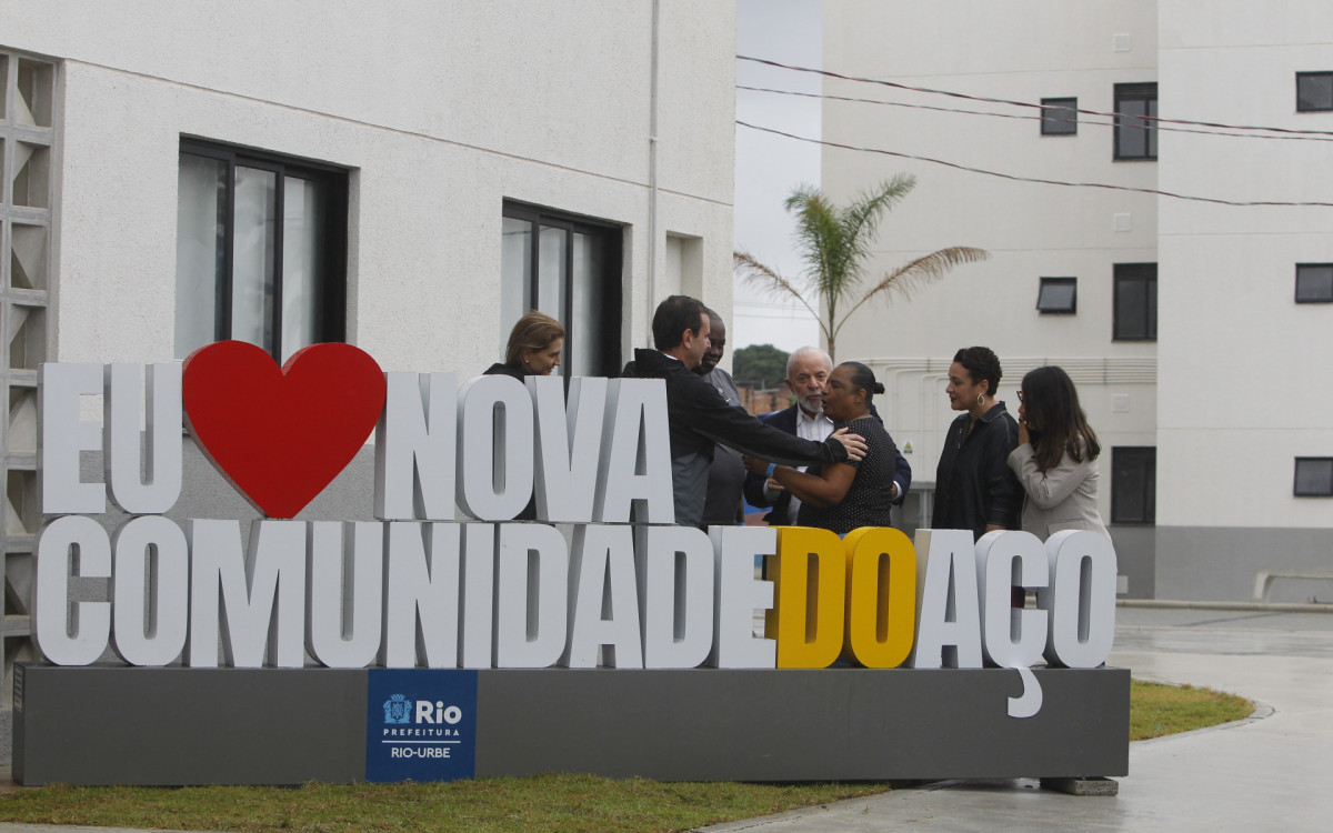 O prefeito Eduardo Paes, acompanhado do presidente Luiz Inácio Lula da Silva, inaugura o programa Morar Carioca do Aço, em Santa Cruz, na Zona Oeste da cidade, Ao todo são 704 unidades residenciais, beneficiando cerca de quatro mil pessoas.
