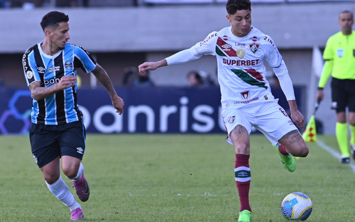 RS - GR&Ecirc;MIO / FLUMINENSE - ESPORTES - Imagens da partida de futebol do Gr&ecirc;mio contra o Fluminense, v&aacute;lida pelo Campeonato Brasileiro 2024, S&eacute;rie A, disputada no Est&aacute;dio Centen&aacute;rio, em Caxias do Sul, RS, neste domingo (30).
 - Antonio Machado/Fotoarena/Estadão Conteúdo