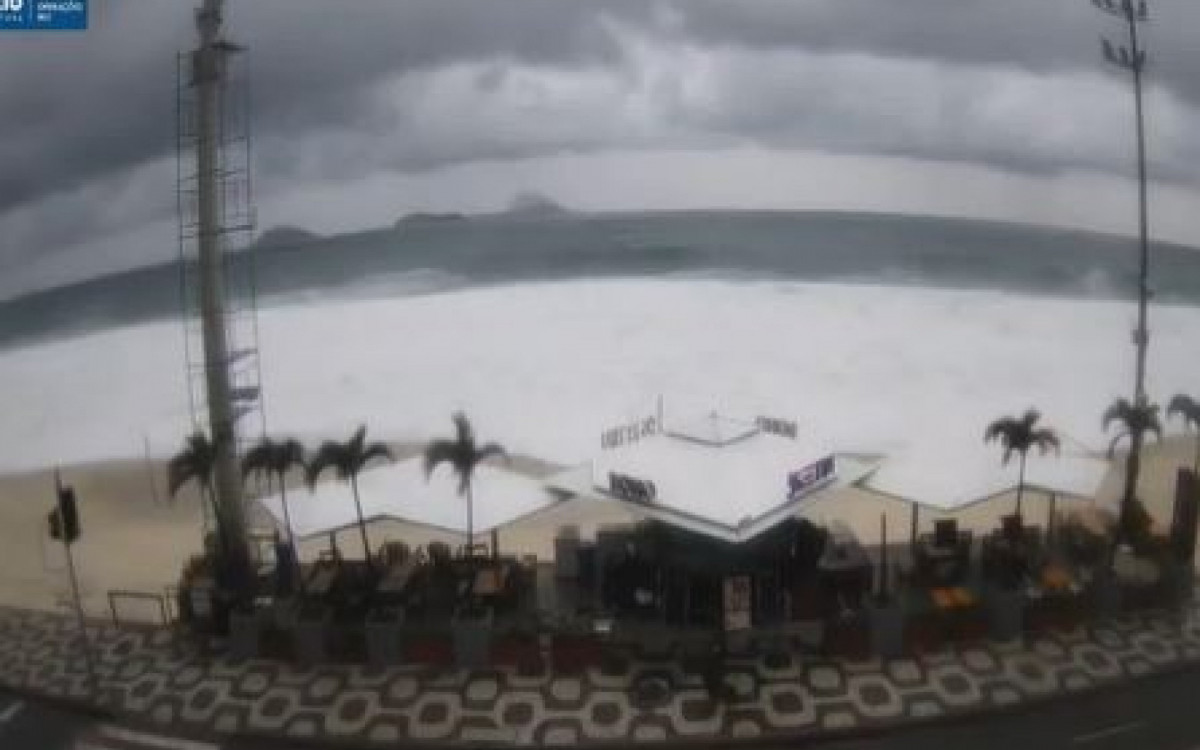 Ondas invadiram a Avenida Delfim Moreira, no Leblon