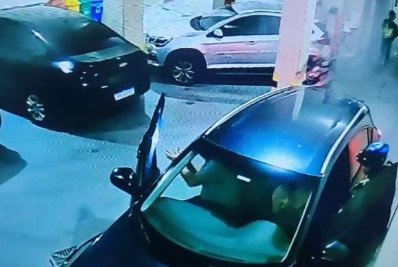 Vídeo: Bandidos invadem garagem na Tijuca, rendem casal e roubam carro