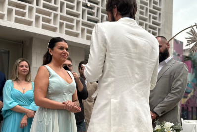 Casamento da melhor chef do mundo tem churrasquinho e pastel de feira em rooftop no centro de São Paulo