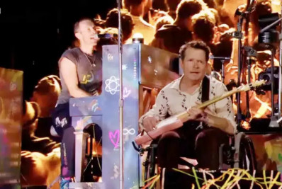Michael J. Fox, famoso por 'De Volta para o Futuro', é convidado ao palco do Coldplay por Chris Martin