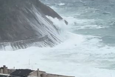 Marinha alerta para ressaca e ondas invadem mirante do Leme; veja vídeo