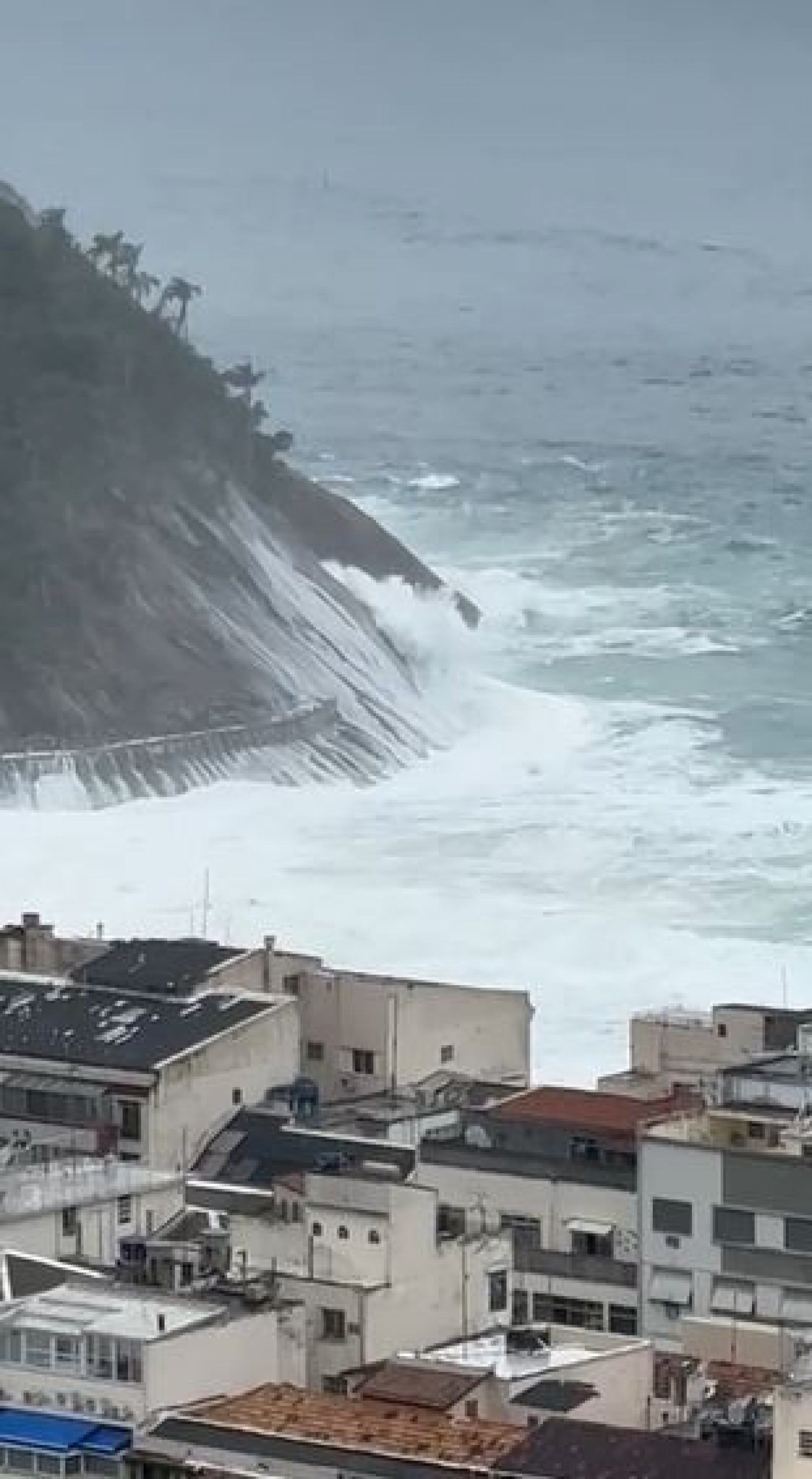 Ressaca causou ondas que invadiram o Mirante do Leme, ontem