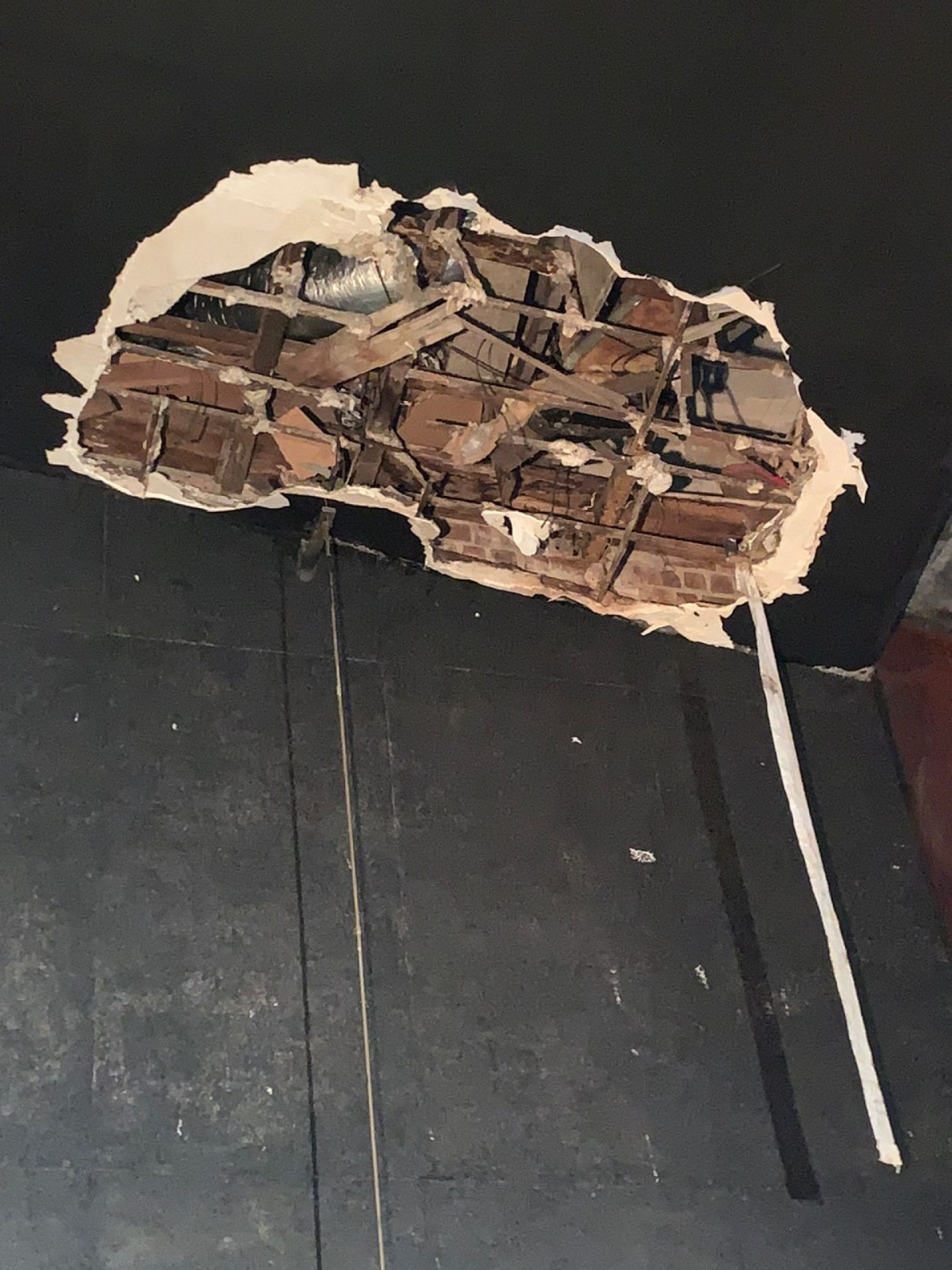 Fotos denunciam os tetos do local quebrados - Arquivo pessoal / Agência O Dia