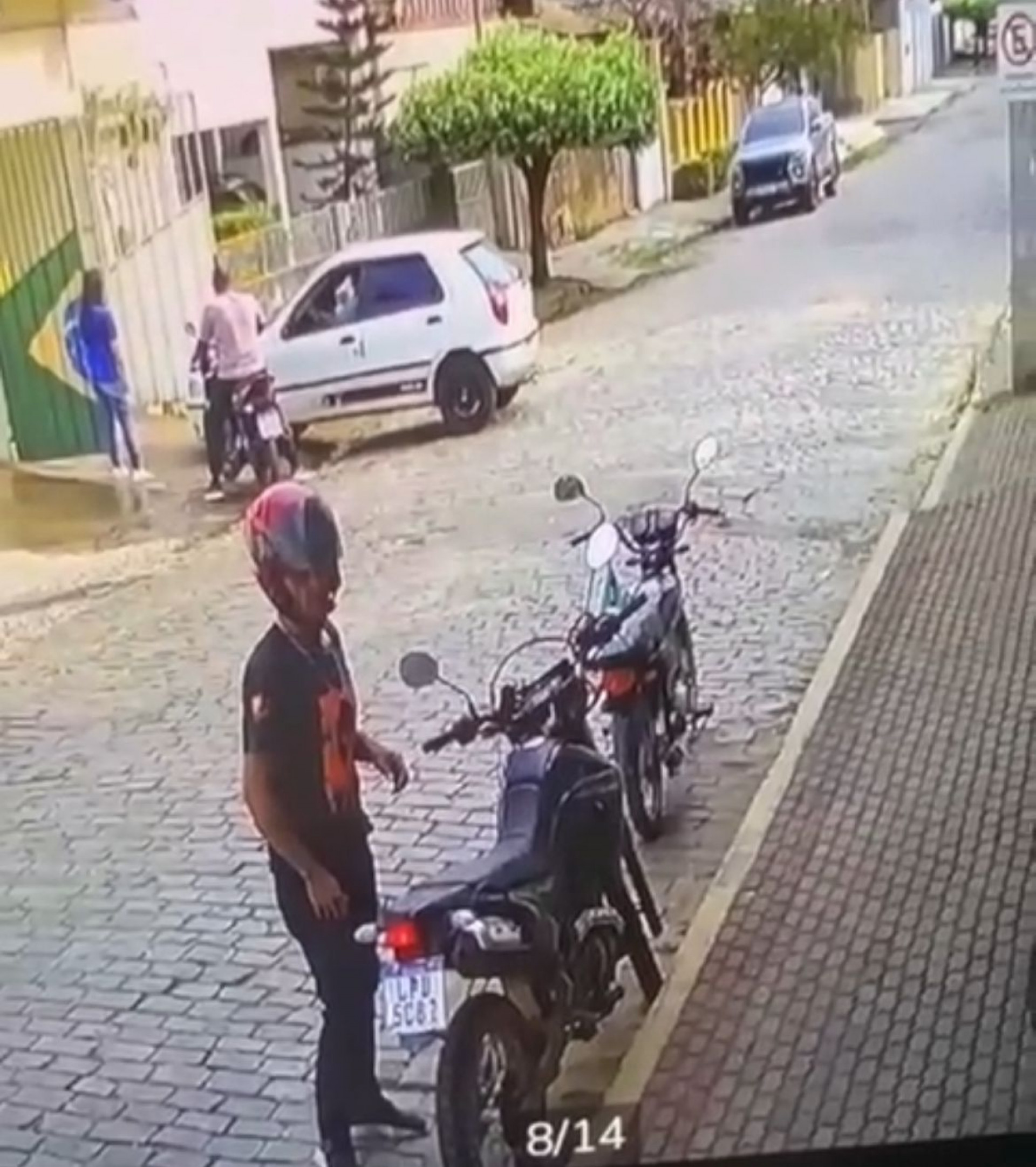 O suspeito ao chegar