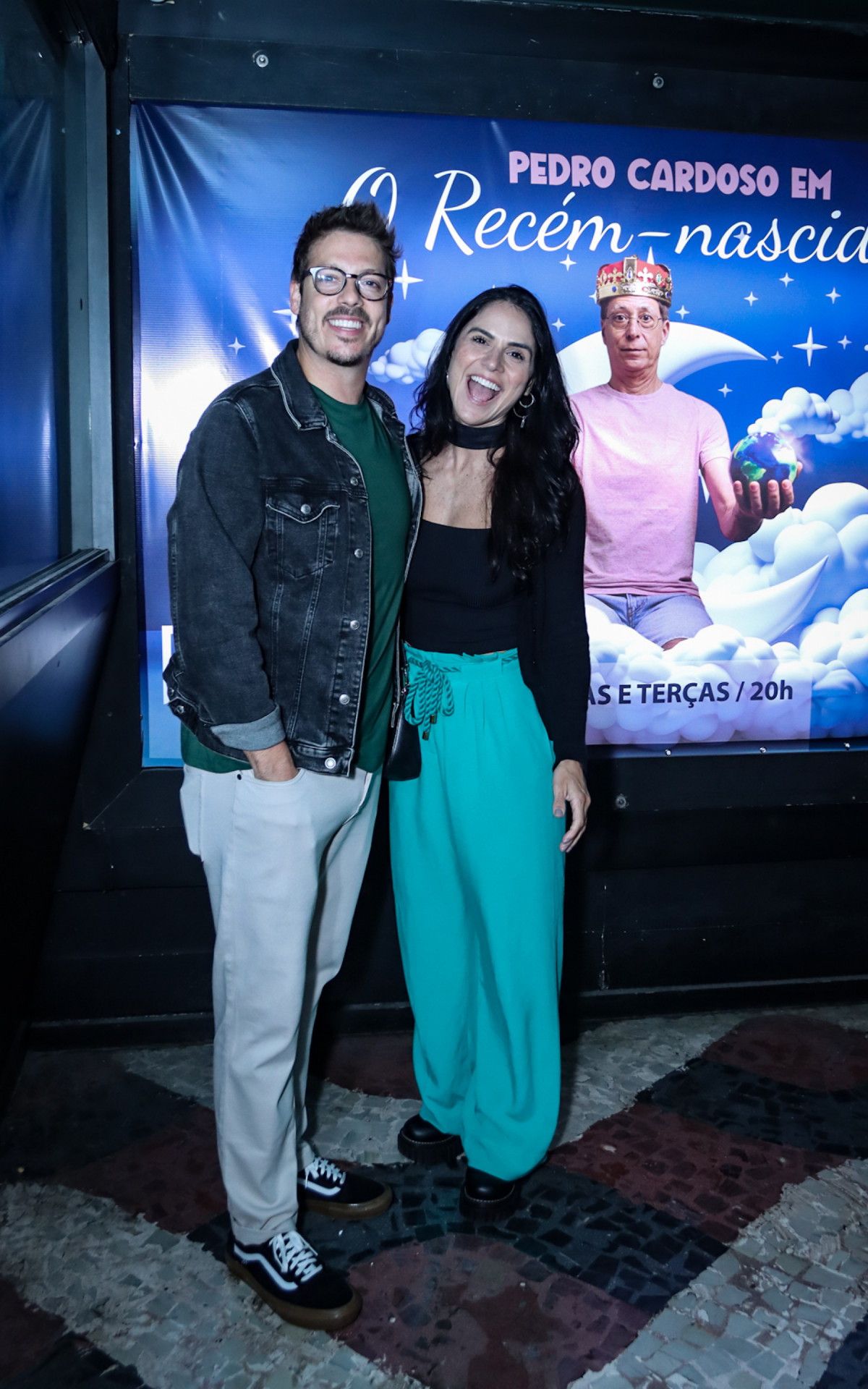 Fábio Porchat e a namorada, Priscila Castello Branco, prestigiam peça estrelada por Pedro Cardoso no Rio