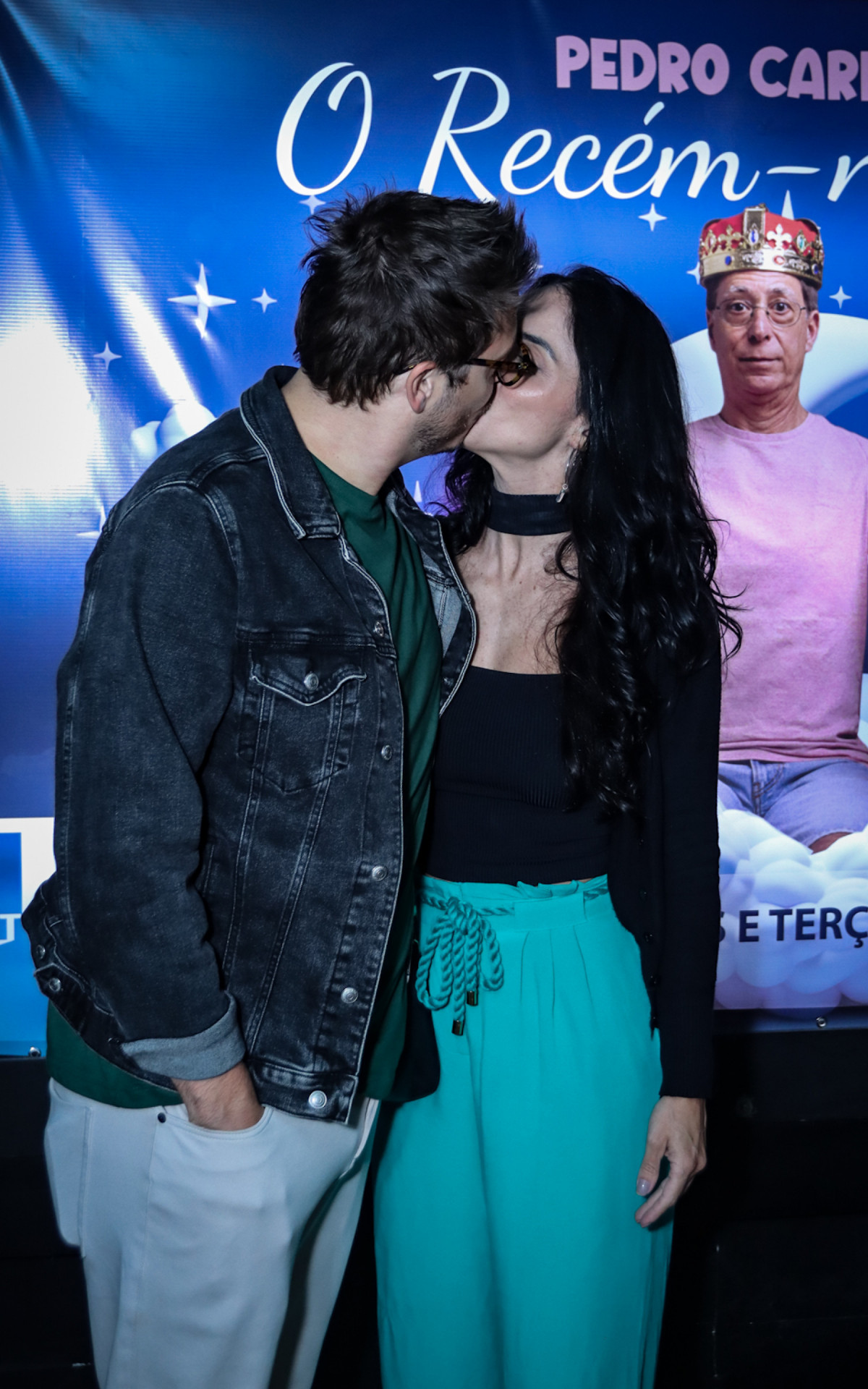 Fábio Porchat e a namorada, Priscila Castello Branco, prestigiam peça estrelada por Pedro Cardoso no Rio