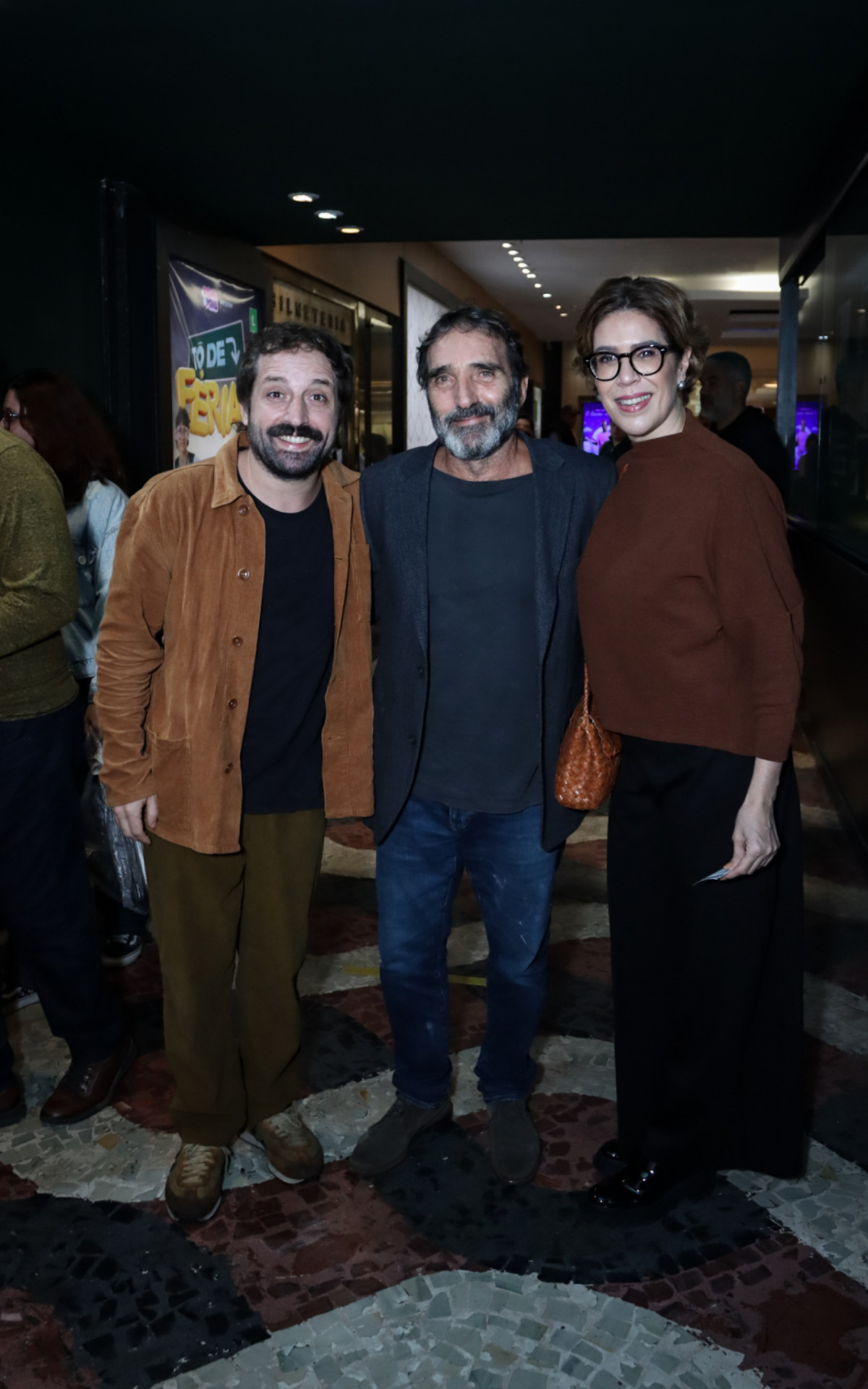 Gregório Duvivier, Edgar Duvivier e Maria Clara Gueiros prestigiam peça estrelada por Pedro Cardoso no Rio