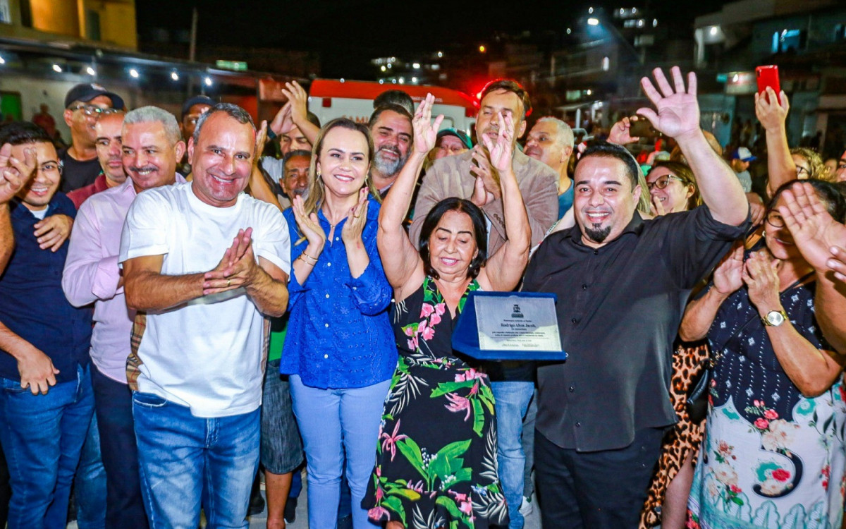 Prefeito Waguinho, deputada federal Daniela do Waguinho, Dona Célia e Elvis comemoram a inauguração da USF