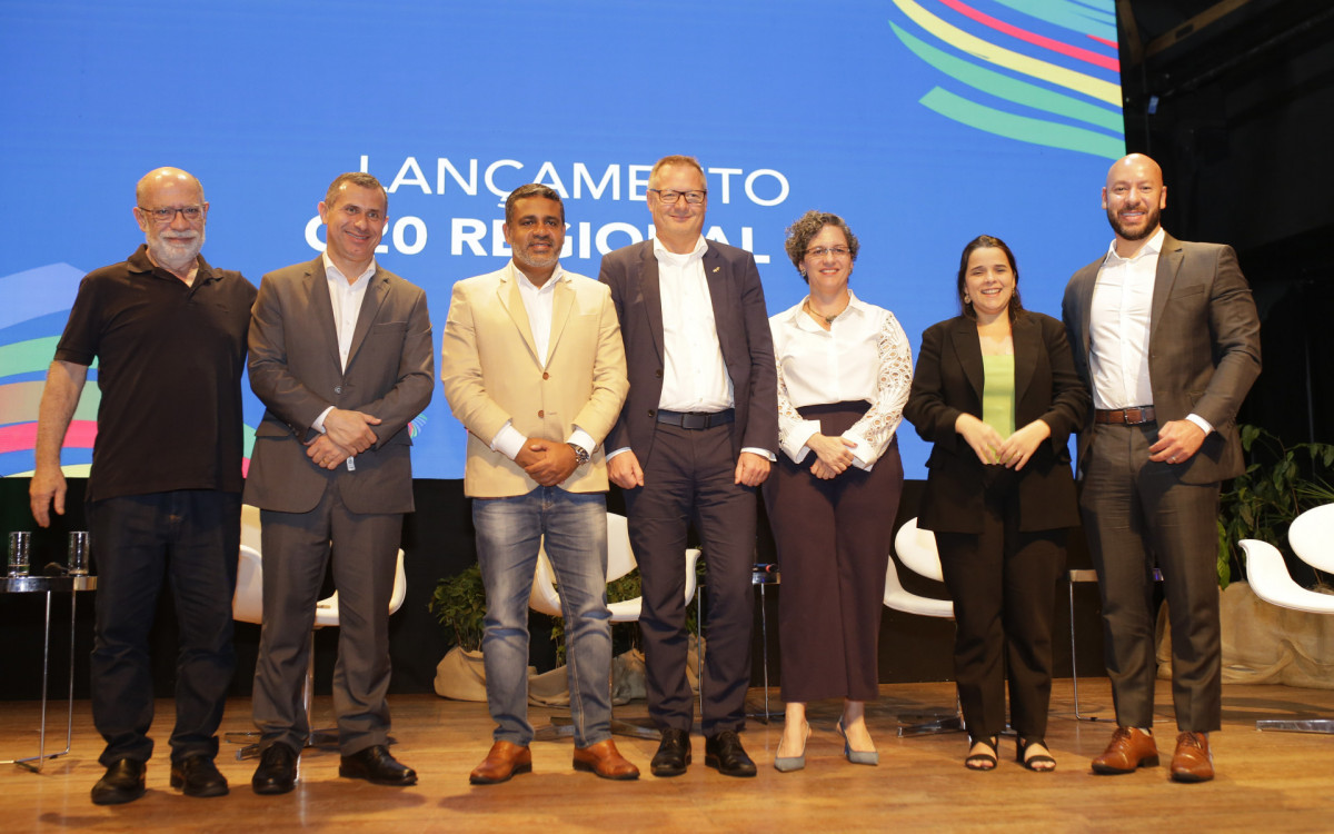 Da esquerda para direita, Sergio Bersseman, Felipe Peixoto, Alex Castellar, Jan Lomholdt, Ana Costa, Ana Asti e Vinicius Claussen