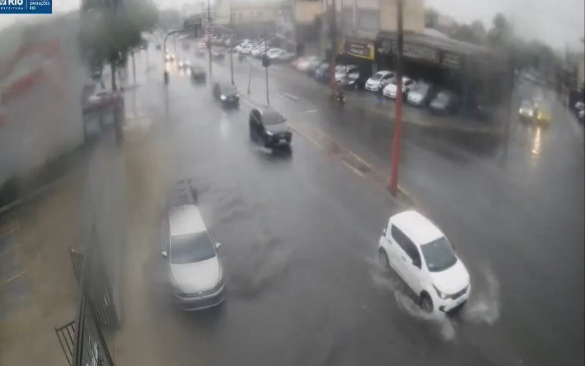 Bolsão d?água na Estrada Intendente Magalhães, altura da Rua Henrique de Melo, em Cascadura  - Divulgação/Centro de Operações Rio