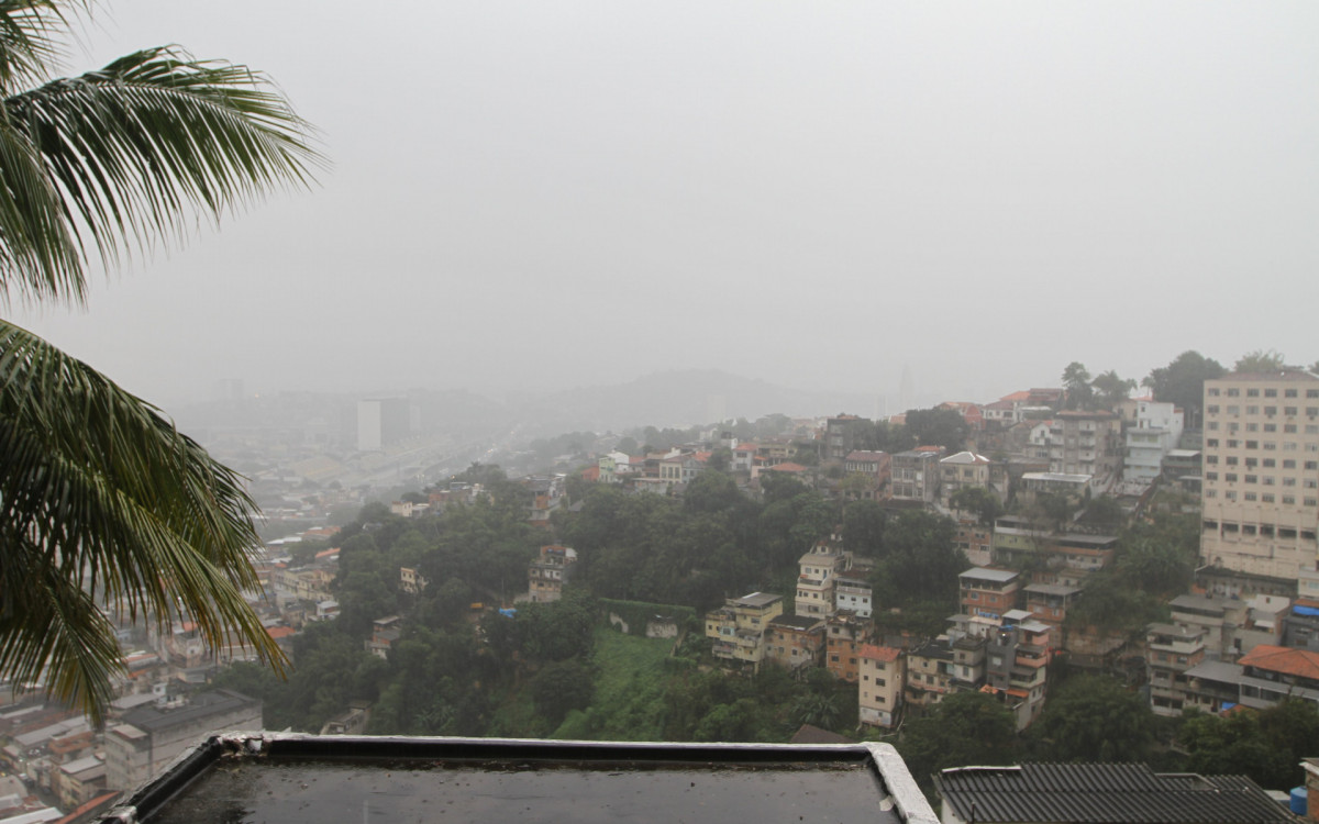 Chove forte em vários bairros da cidade do Rio, nesta segunda-feira (1º)