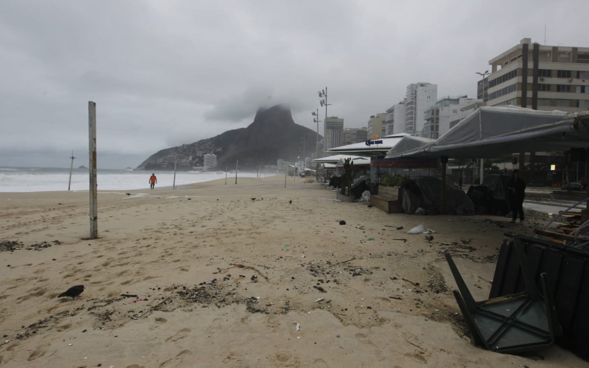 Além do tempo frio, ressaca afastou cariocas da Praia do Leblon, nesta segunda-feira