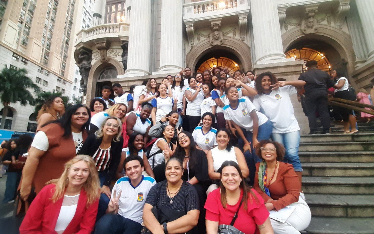 Alunos e funcion&aacute;rios de Caxias v&atilde;o ao Municipal assistir pe&ccedil;a - Divulga&ccedil;&atilde;o