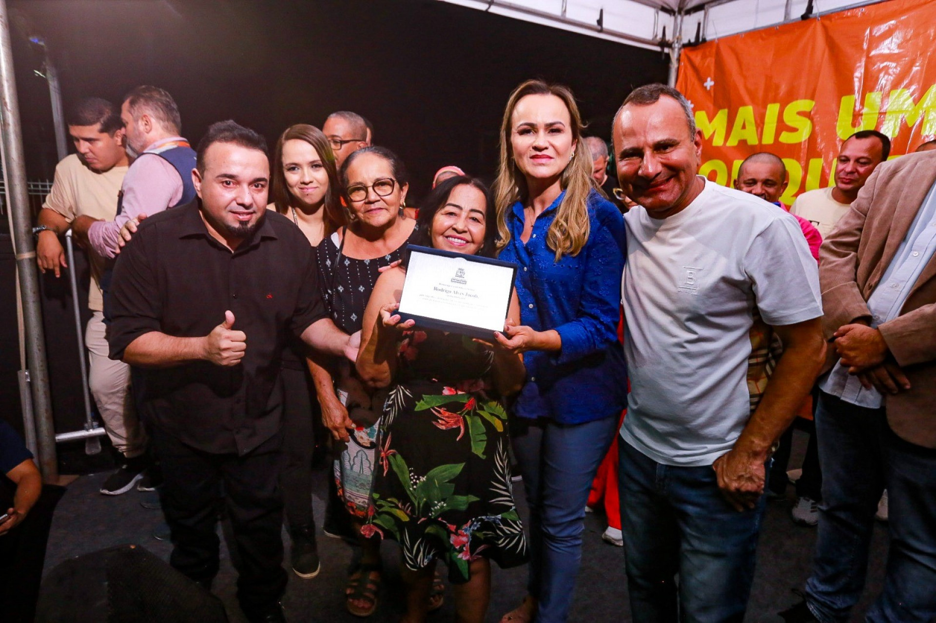 Dona Célia recebeu da deputada federal Daniela do Waguinho e do prefeito Waguinho a placa em alusão à inauguração da USF que leva o nome do seu filho - Rafael Barreto/PMBR