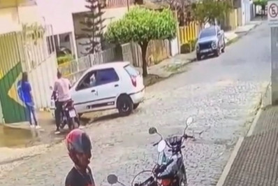 Motoqueiro assalta drogaria