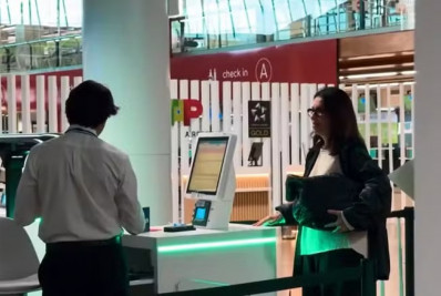 Ex-diretora da Americanas chega ao Brasil e entrega passaporte à Polícia Federal