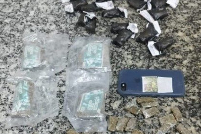 Polícia Militar apreende drogas e celular em Cabo Frio