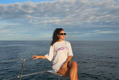 De férias em Portugal, Maisa posa em barco e recebe elogios