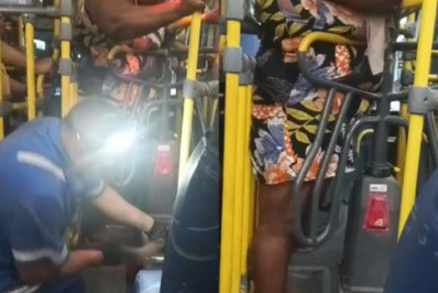 Passageira com obesidade fica presa por duas horas em catraca de ônibus em Cabo Frio