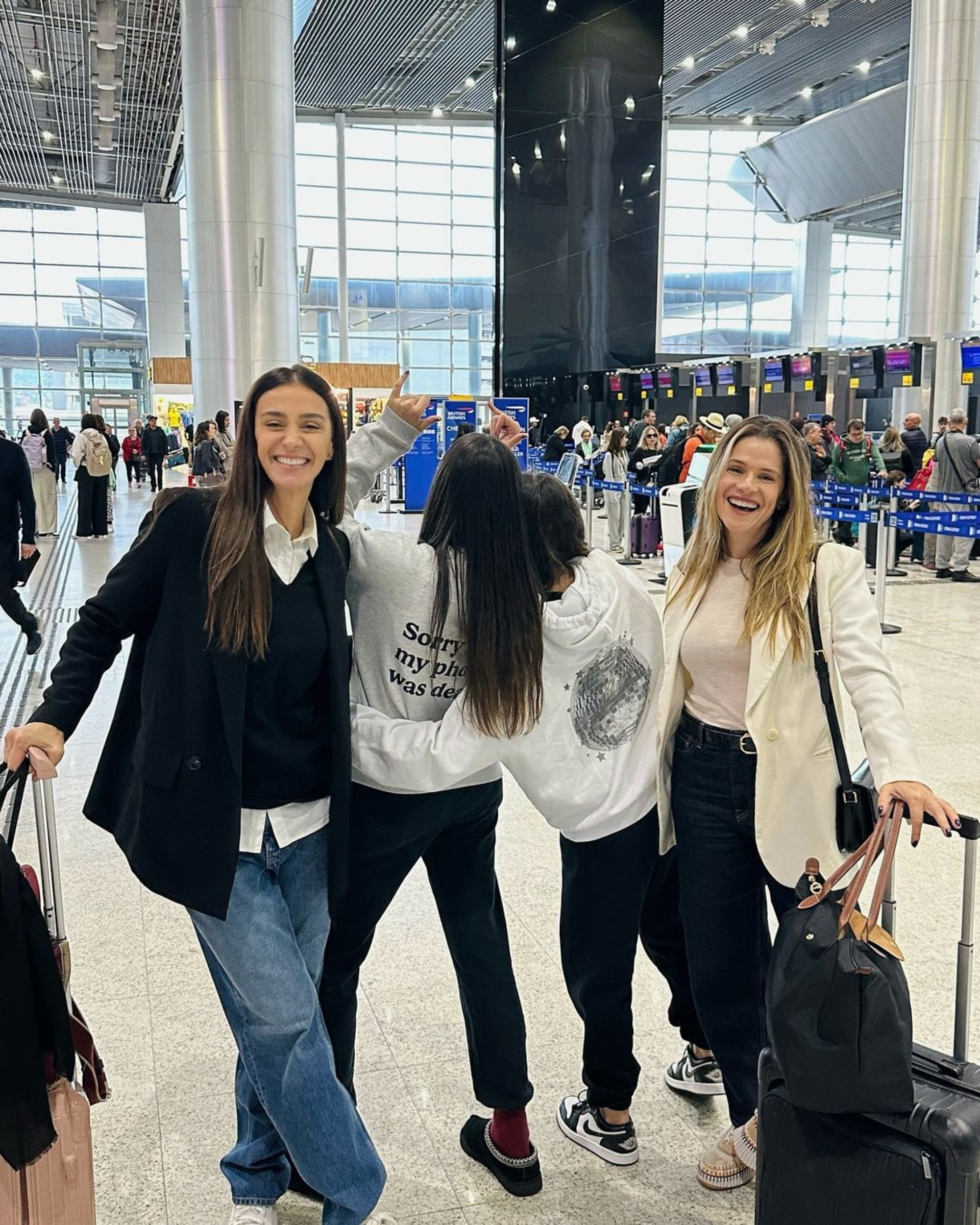 Filhas de Mônica Martelli e Ingrid Guimarães embarcam para intercâmbio - Reprodução / Instagram 