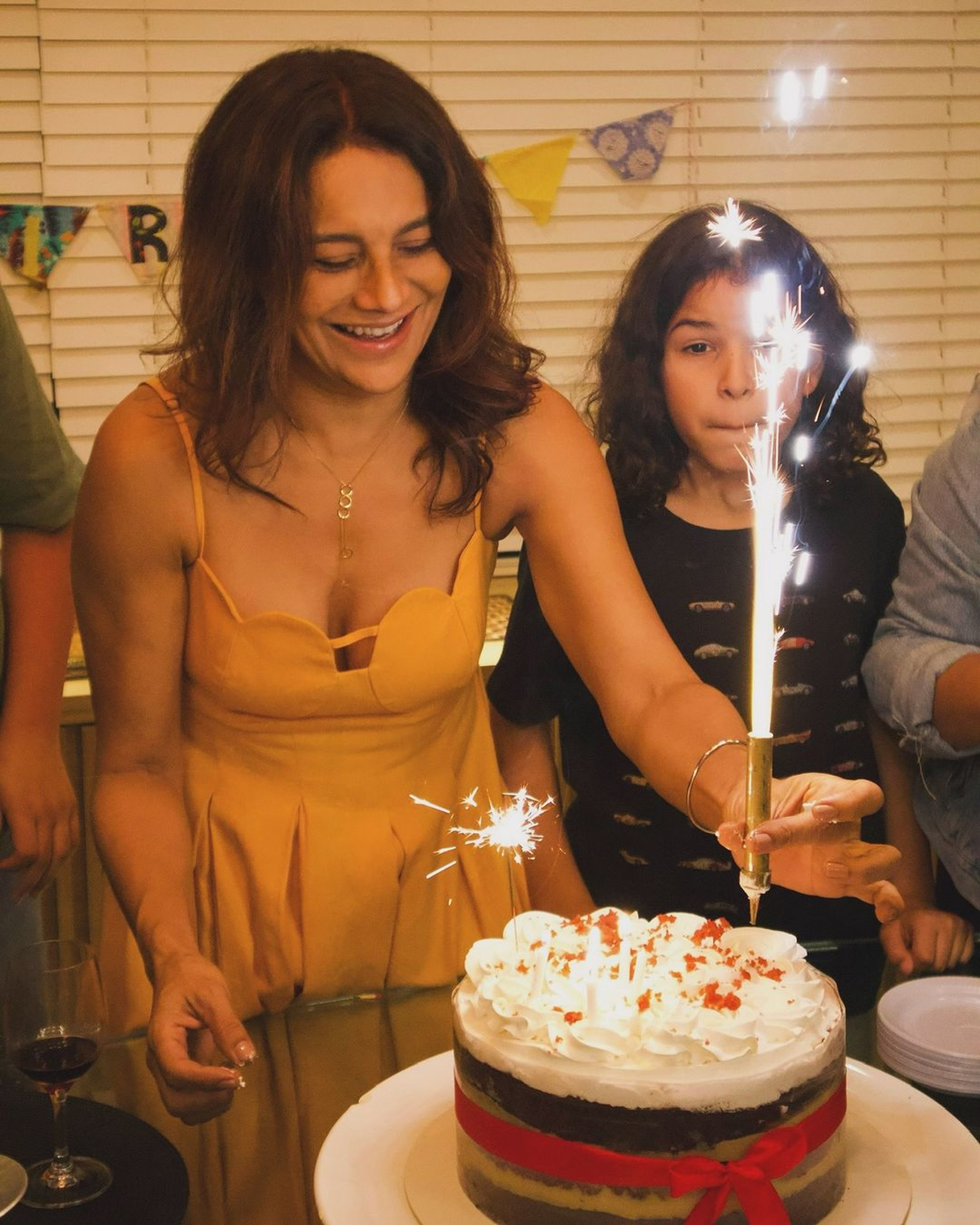 Dira Paes comemora aniversário ao lado dos filhos e agradece mensagens de carinho - Reprodução