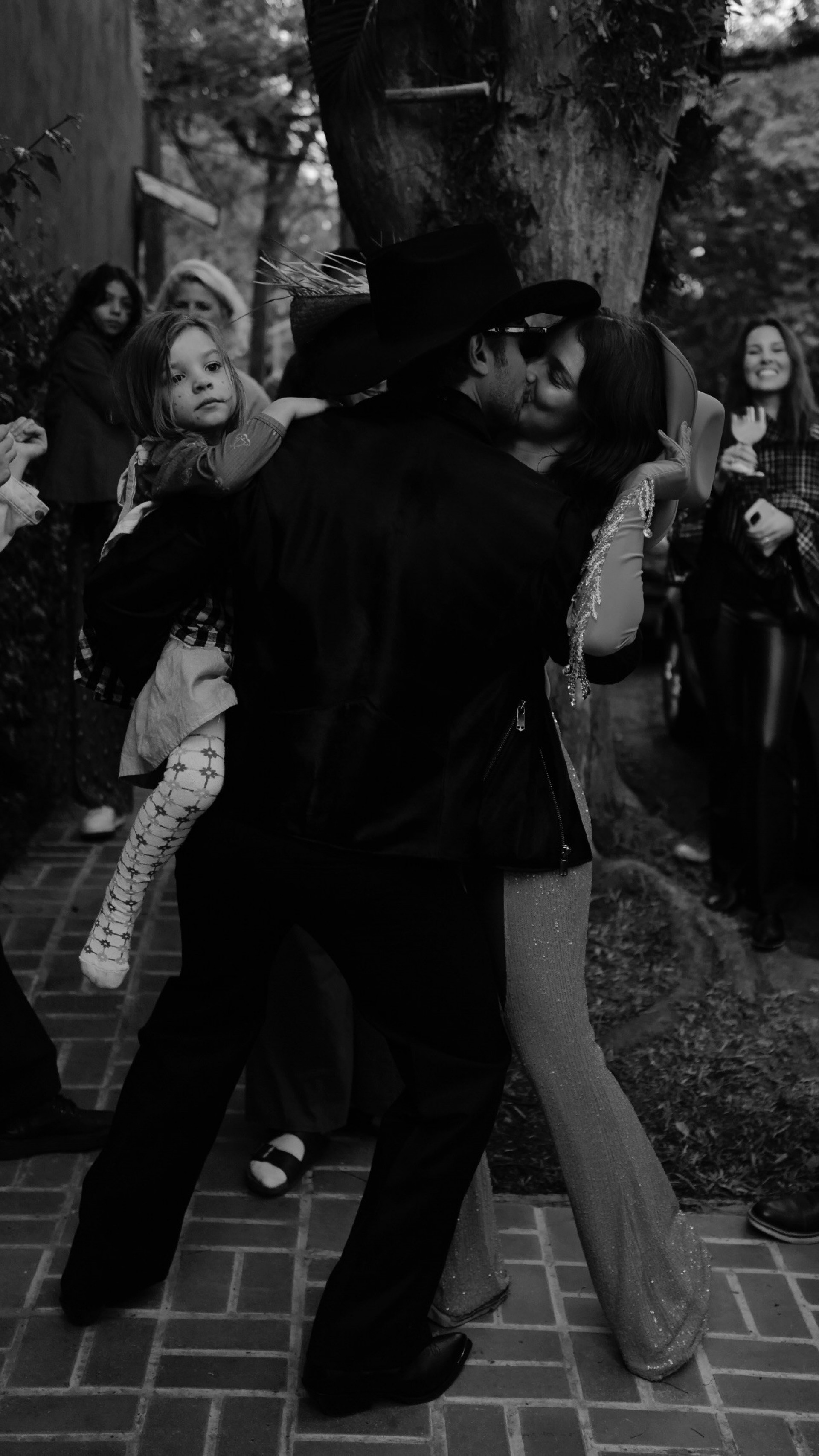 Chay Suede tasca um beijo na mulher Laura Neiva - Reprodu&ccedil;&atilde;o / Instagram