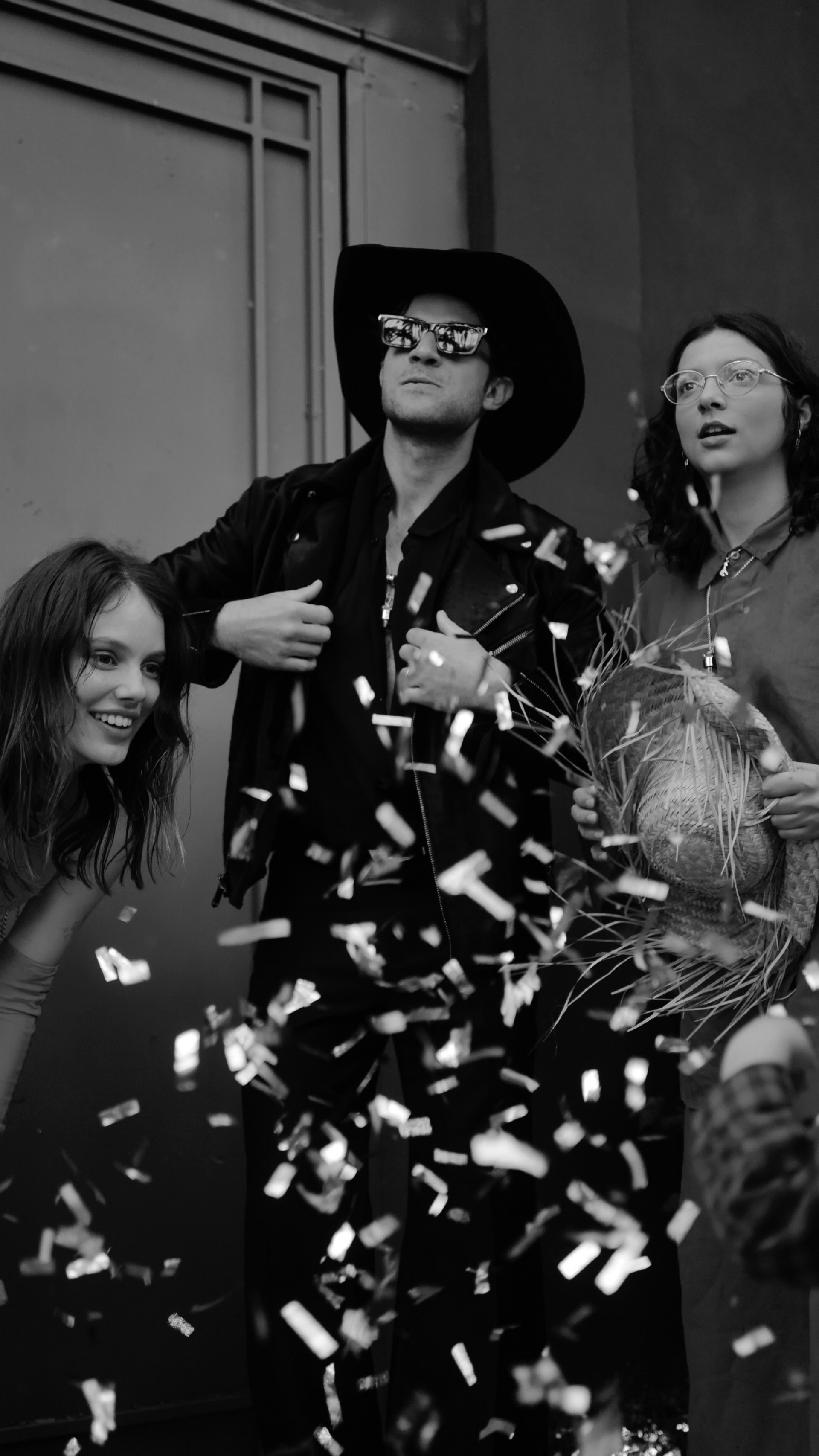 Chay Suede em meio a uma chuva de papel picado com amigos e fam&iacute;lia - Reprodu&ccedil;&atilde;o / Instagram