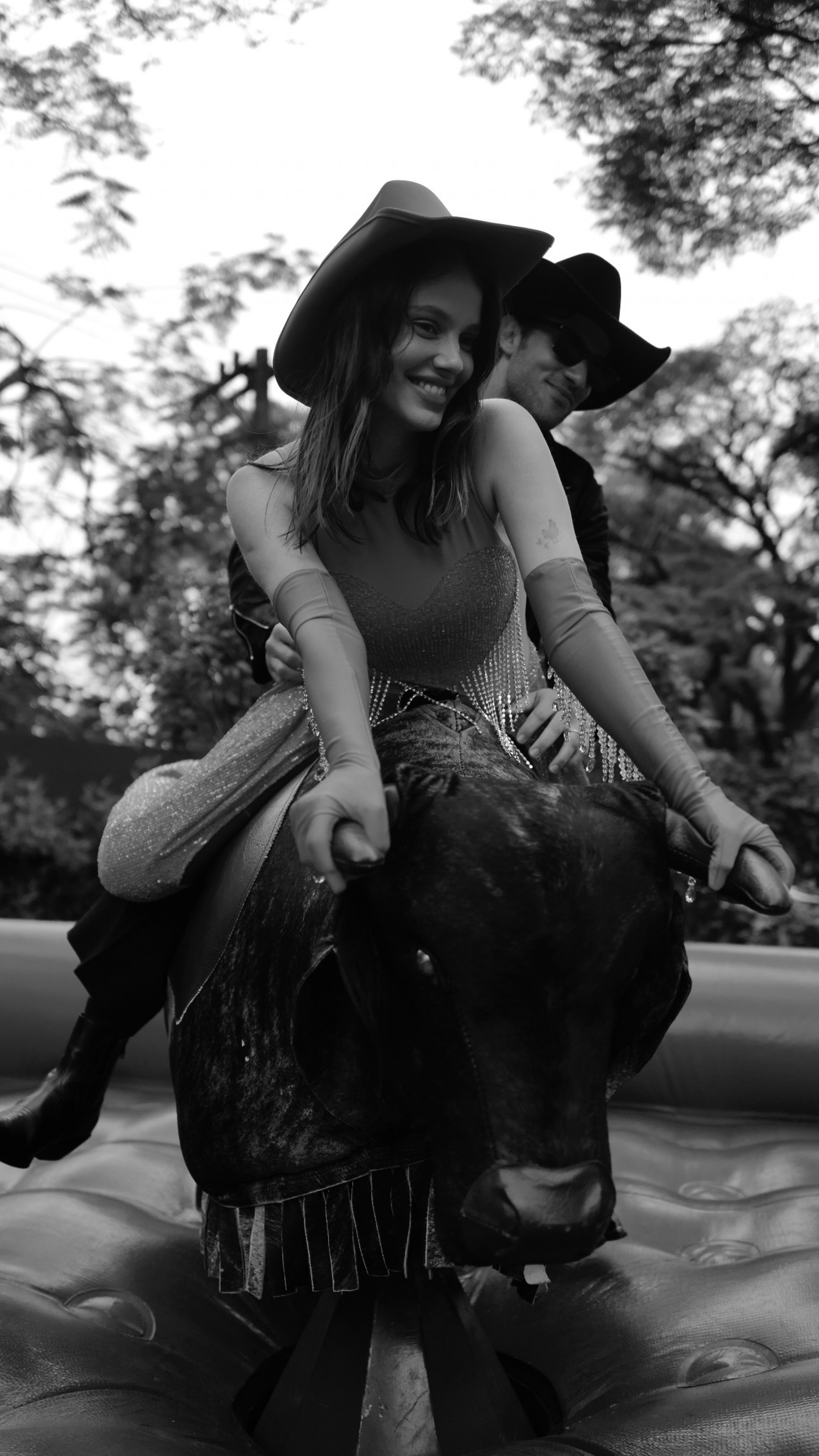 Chay Suede e Laura Neiva decidiram montar no touro mec&acirc;nico - Reprodu&ccedil;&atilde;o / Instagram