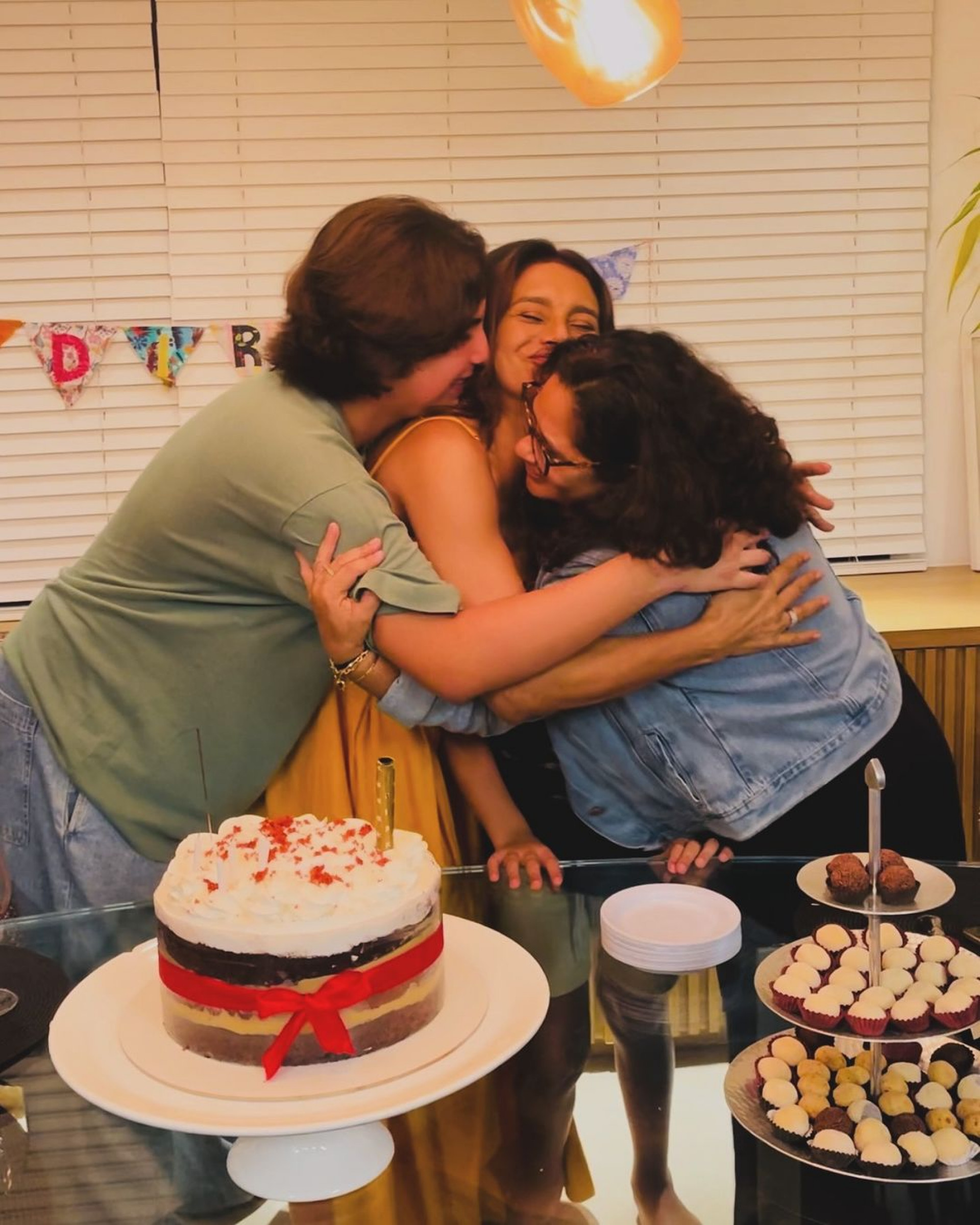 Dira Paes comemora aniversário ao lado dos filhos e agradece mensagens de carinho - Reprodução