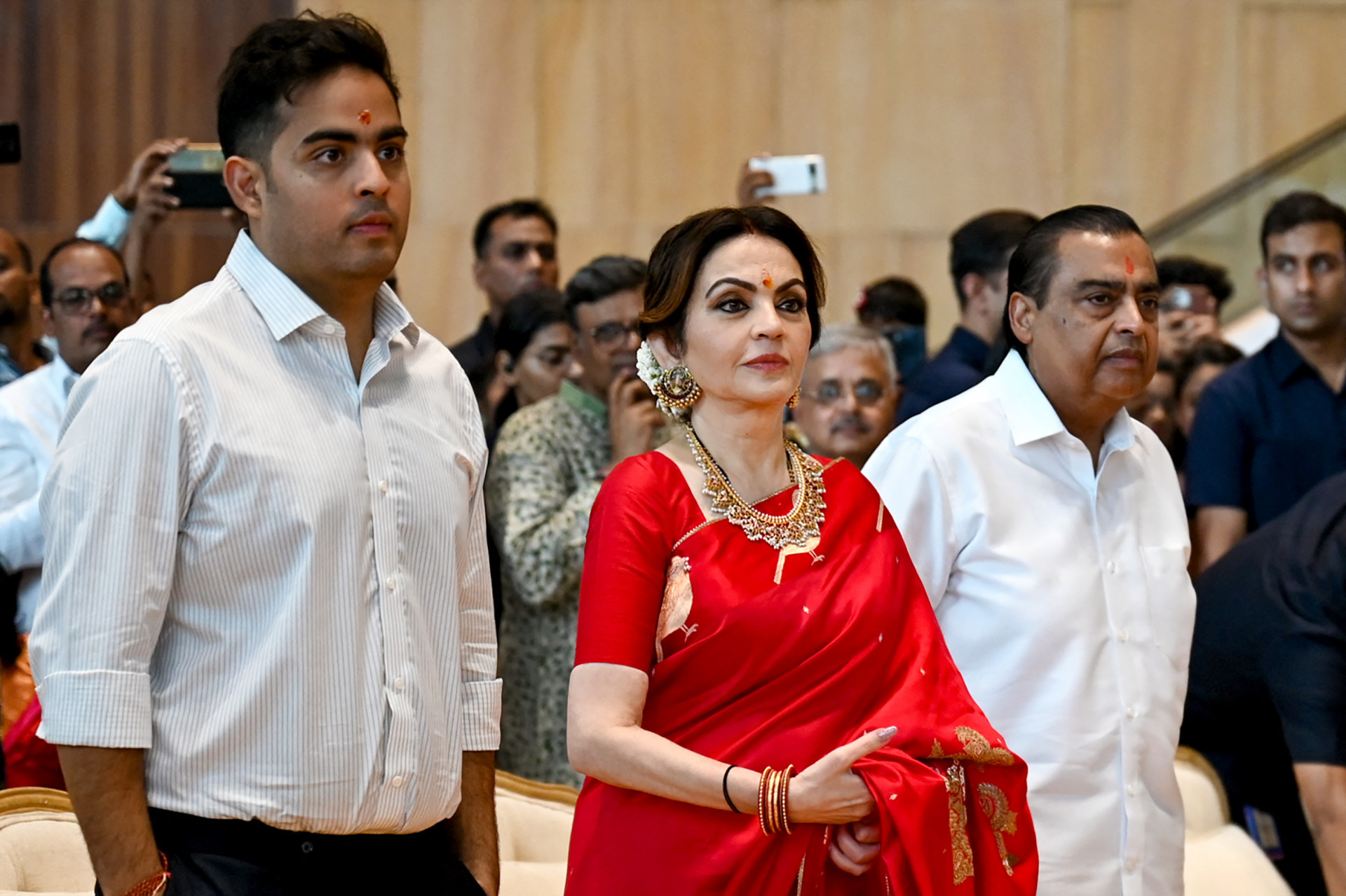 Homem mais rico da Ásia organiza casamentos para pessoas mais pobres antes da cerimônia de seu filho - AFP