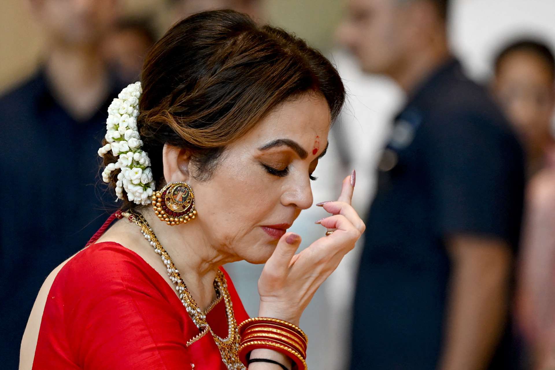 Homem mais rico da Ásia organiza casamentos para pessoas mais pobres antes da cerimônia de seu filho - AFP