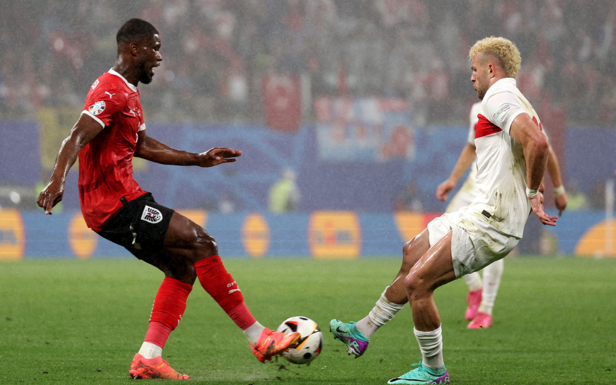 Kevin Danso, da Áustria, à esquerda, e Yilmaz, da Turquia, à direita