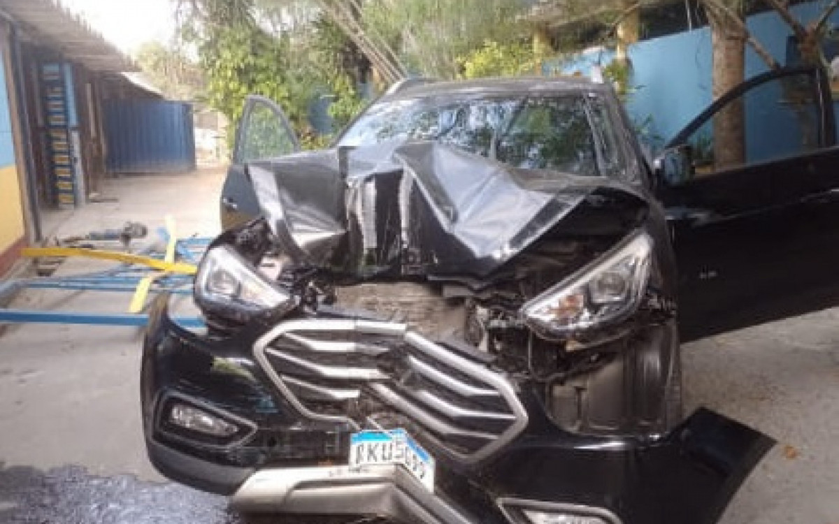 O carro do idoso ficou destru&iacute;do ap&oacute;s o acidente - Reprodu&ccedil;&atilde;o/ Redes sociais