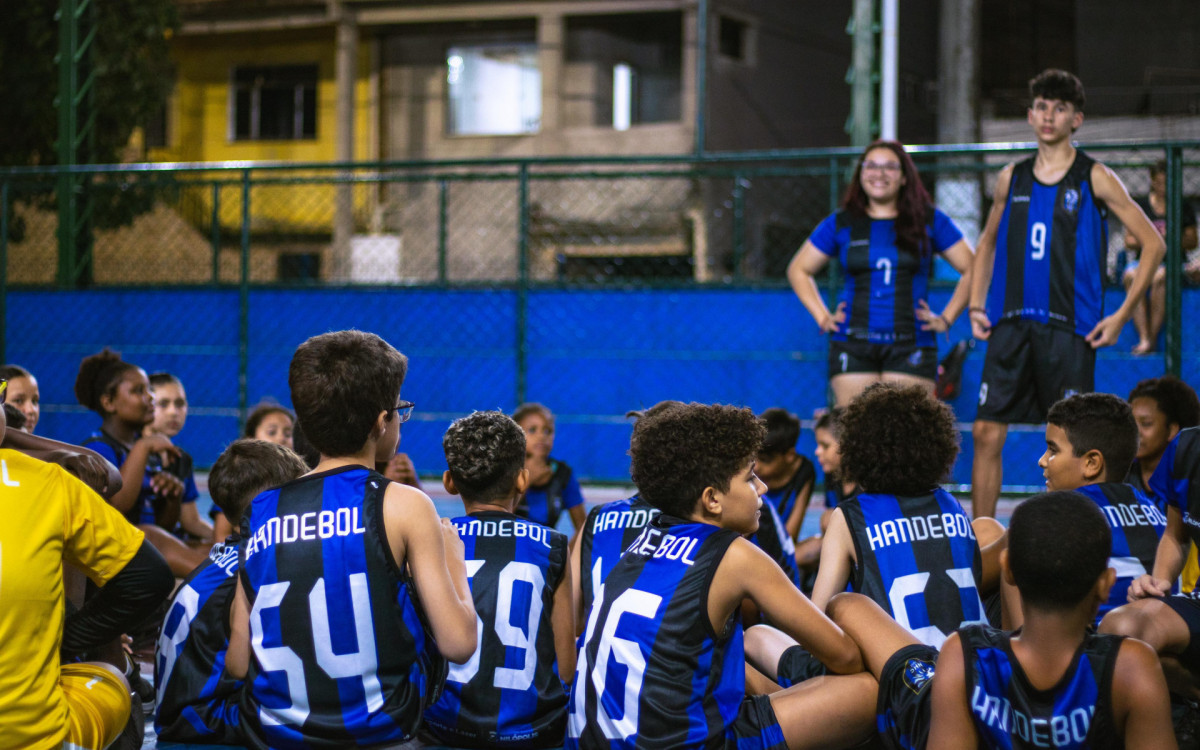 Jovens atletas ouvindo palestra dos professores