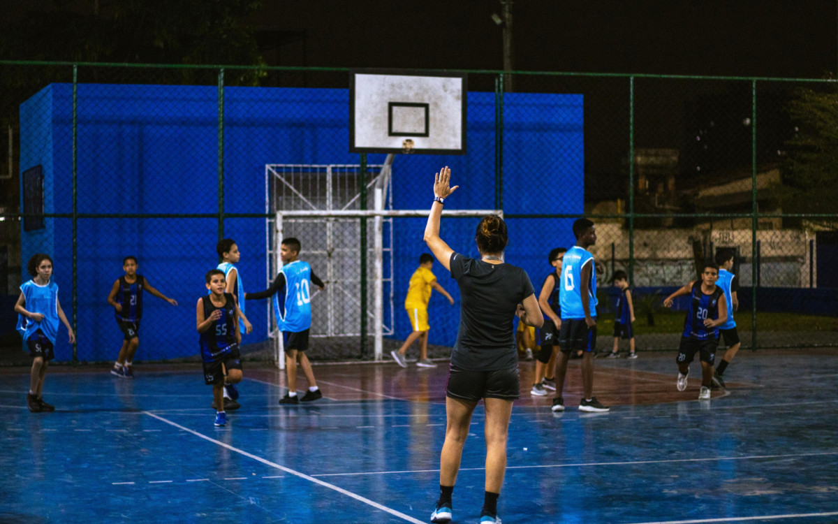 Professora e atletas em treinamento