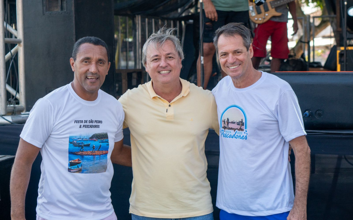 Alexandre Martins entre o vereador Niltinho de Beloca e o secretário de Pesca, Agricultura e Esportes Náuticos, Genilson Drumond, na Festa dos Pescadores