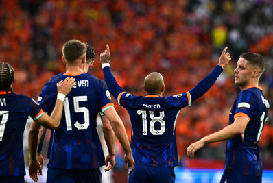 Holanda desperdiça chances, mas deslancha no fim e vai às quartas da Eurocopa