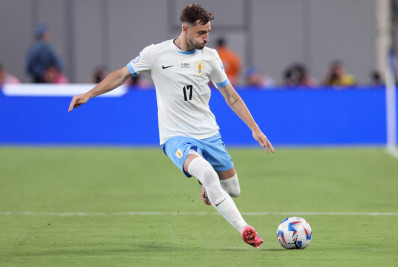 Lateral do Flamengo, Viña é substituído após sentir dores em vitória do Uruguai