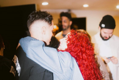 Priscilla surpreende namorado durante show: 'Pra todo mundo saber que eu te amo'