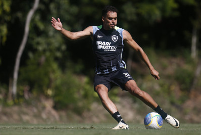 Meia do Botafogo, Eduardo passa por cirurgia e pode não atuar mais em 2024