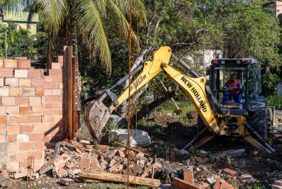 Construção irregular em São José do Imbassaí pe demolida pela prefeitura