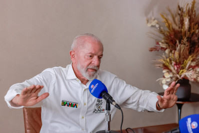 É falso que Lula tenha sido vaiado em evento e aconselhado por Janja a deixar microfone