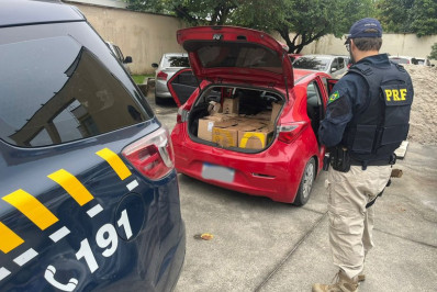PRF apreende cerca de 40 quilos de drogas em carro na BR-101