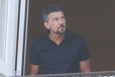 Antonio Banderas aparece na janela do Copacabana Palace