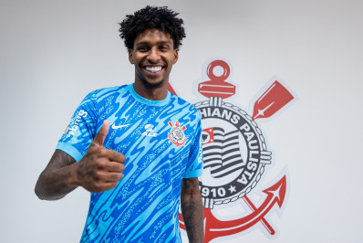 Corinthians aguarda Flamengo, e tenta finalizar compra de Hugo Souza antes da Copa do Brasil