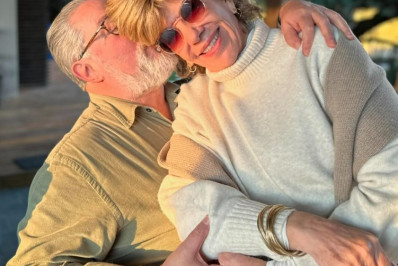 Silvia Poppovic ganha beijinho do novo namorado durante viagem